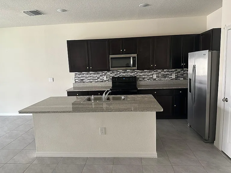 2925 Peony Prairie Ln — Photo 2