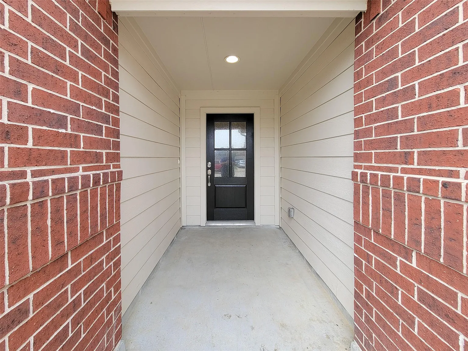 4 bed, 3.0 bath, 2160 sqft, $2,450 — Photo 2