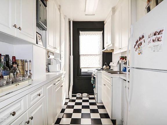3rd image of 201 W 77th St APT 2D