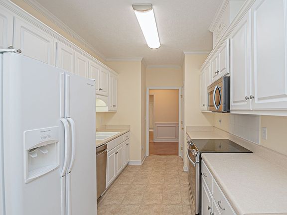 3rd image of 121 Bainbridge Dr