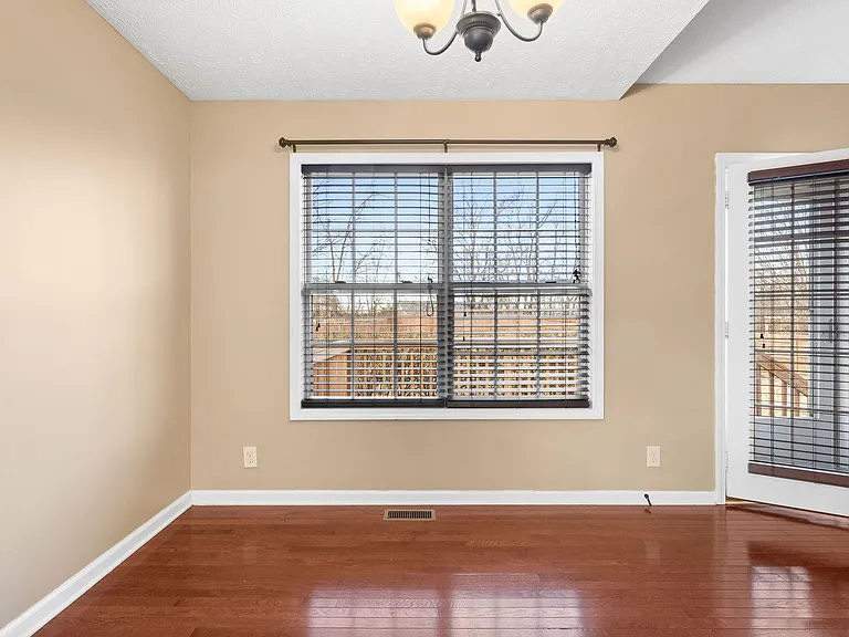 1390 Whitt Ln — Photo 10