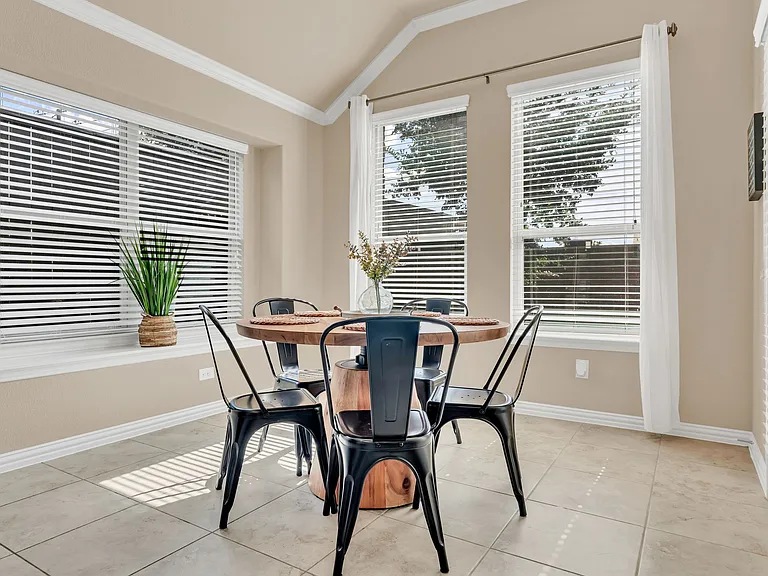 905 Avian Dr — Photo 11