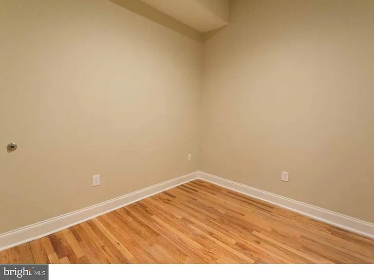 1114 Pine St #2R — Photo 8
