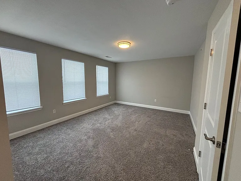 86 Hawthorne Dr — Photo 16