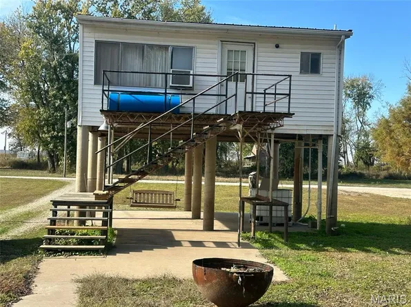 72 S River Rd, Elsberry, MO 63343