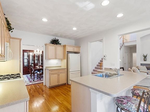 3rd image of 91 Emerald Ct Unit 91
