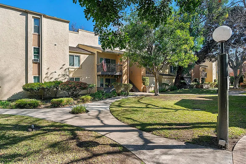 1 bed, 1.0 bath, 604 sqft, $1,664 — Photo 2