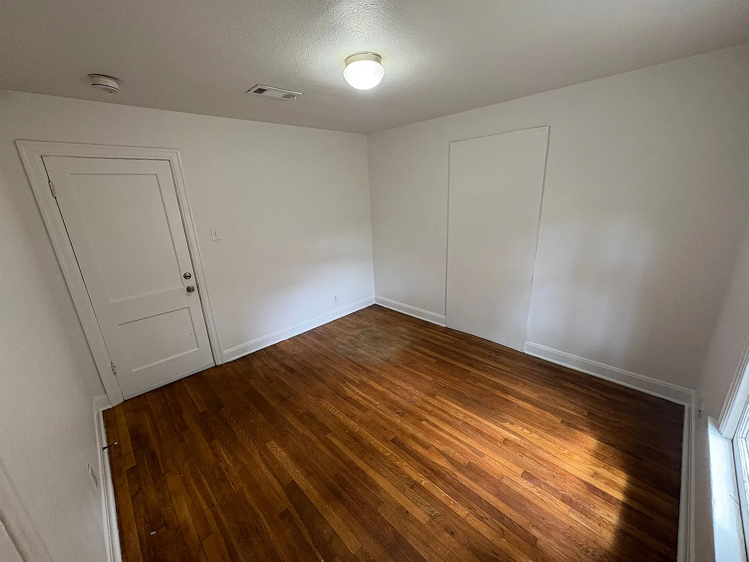 1 bed, 2100 sqft, $599 — Photo 2
