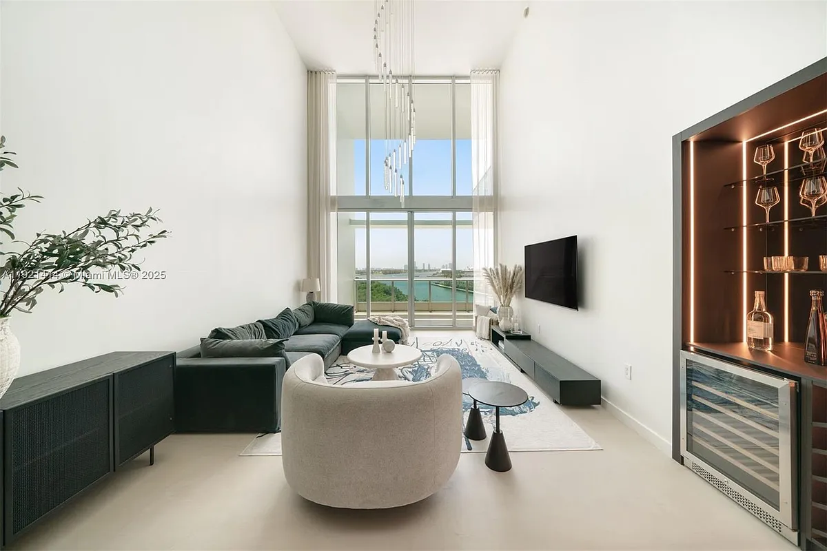 Building Photo - 900 Biscayne Blvd #905