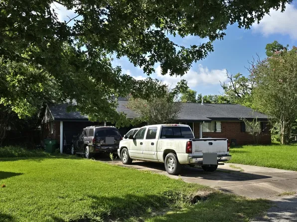 4 Painter Ct, Angleton, TX 77515