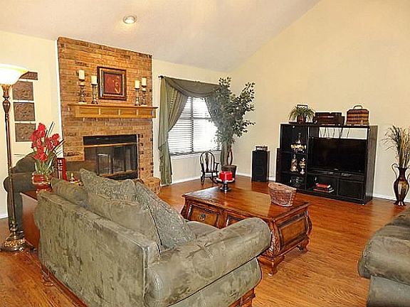 2nd image of 907 Willow Creek Dr