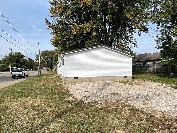 4th image of 704 E 1st St