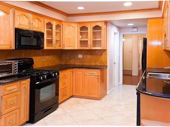 3rd image of 101-10707 Camarillo St #101