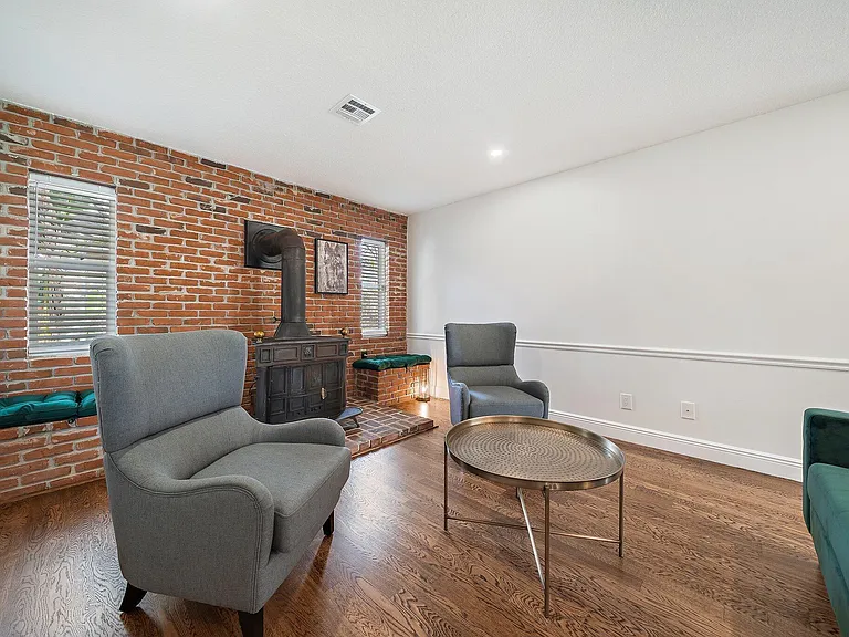 1342 Essex Dr — Photo 32