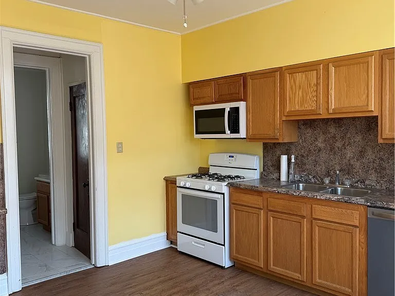 1015 Elmwood Ave #2 — Photo 21