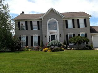 46 Falconcrest Ln, Orchard Park, NY 14127