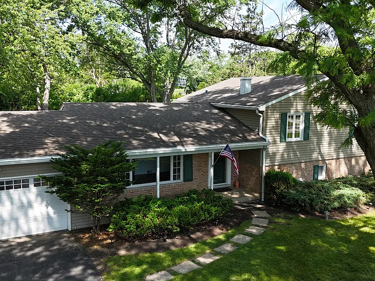 116 S Deerpath Rd — Photo 32