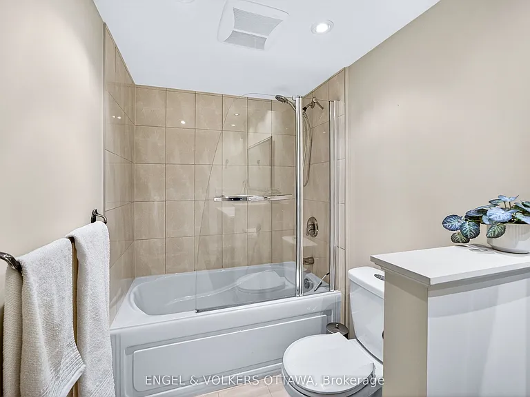 160 George St #2404 — Photo 37