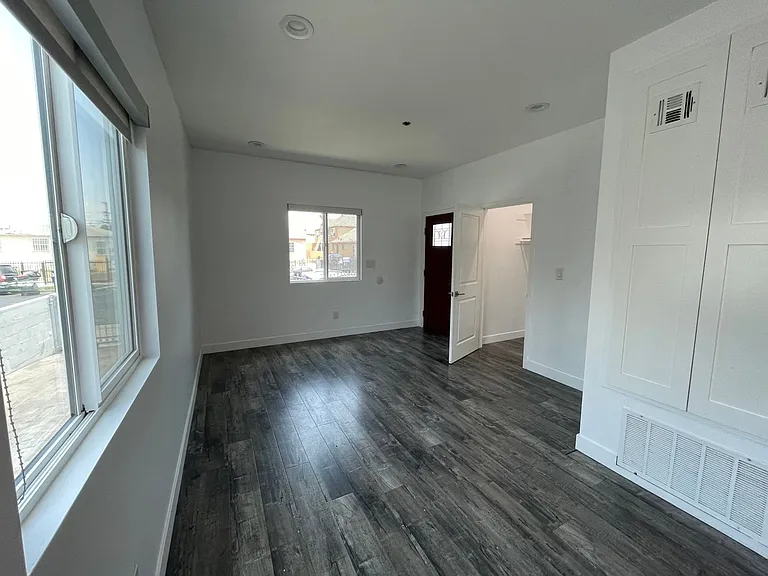 626 W 76th St — Photo 2