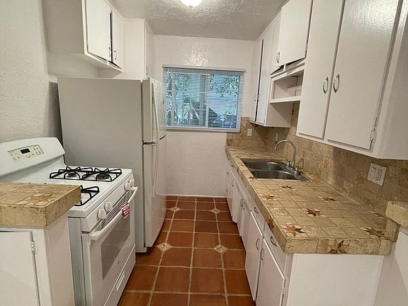 3rd image of 550 N Flores St