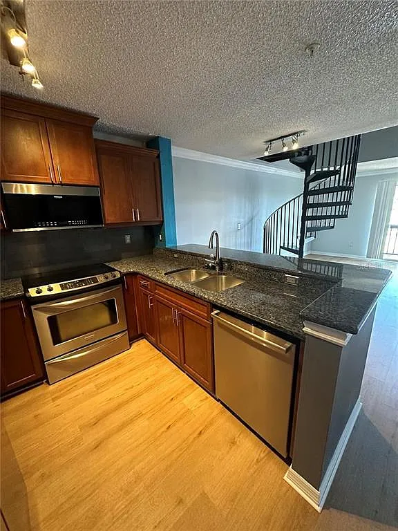 2 bed, 1.0 bath, 887 sqft, $2,100 — Photo 3