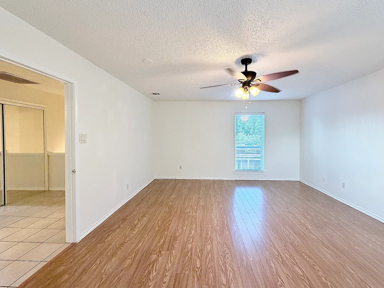 4 bed, 2186 sqft, $2,149 — Photo 2