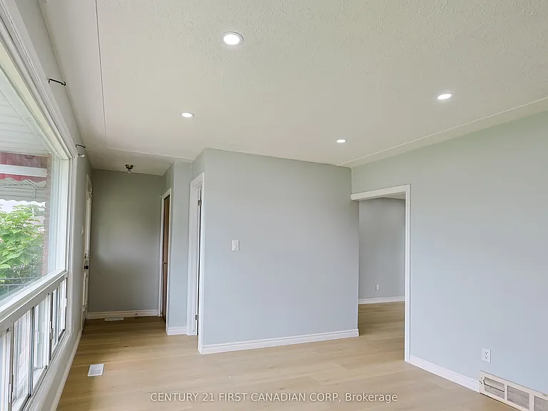 268 Burlington Cres #UPPER — Photo 6