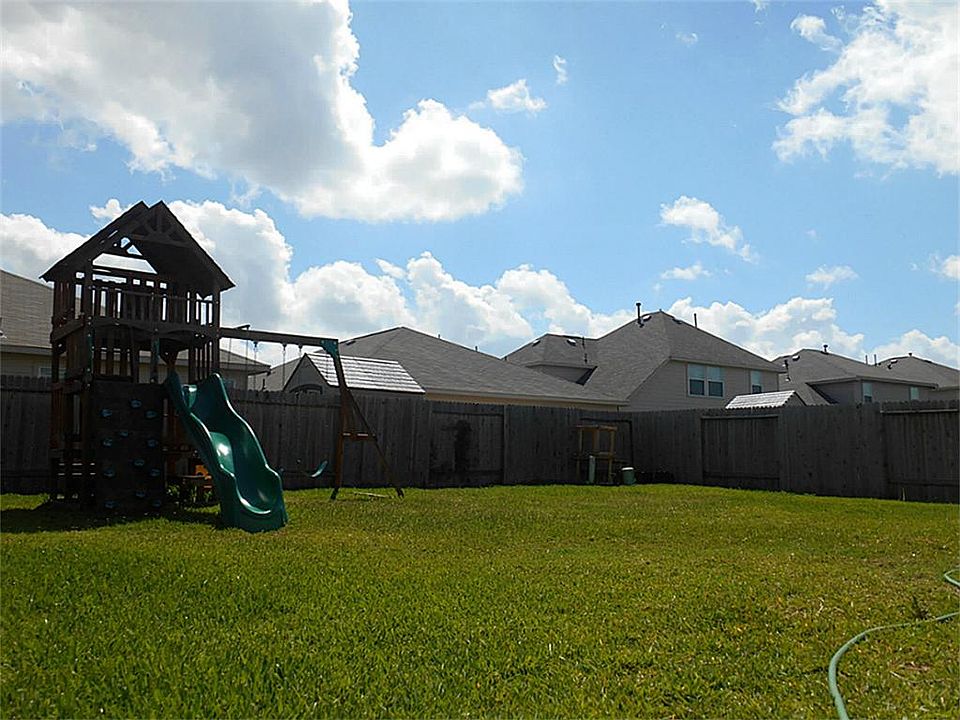 Spacious Fenced Backyard, Ready for Summer!