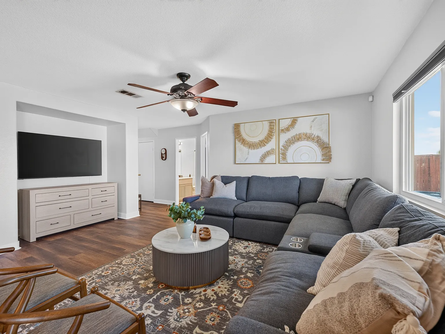 5 bed, 2233 sqft, $6,950 — Photo 2