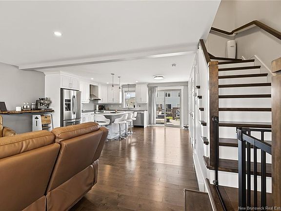 4th image of 125 Lakeburn Ave