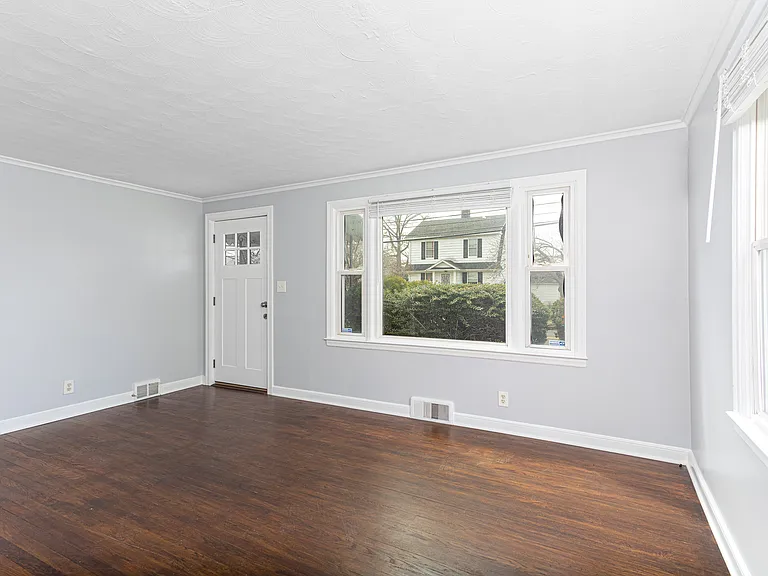 296 Birdseye St — Photo 4