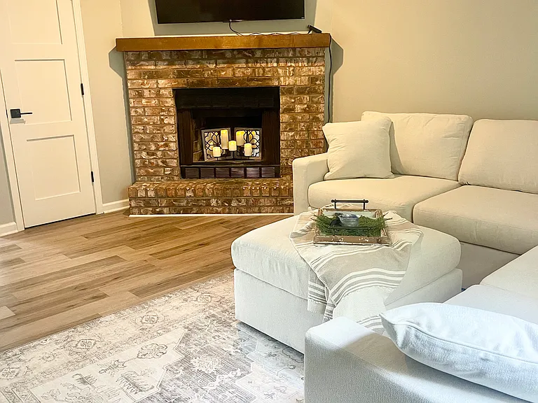 404 NE Highland Ln — Photo 1