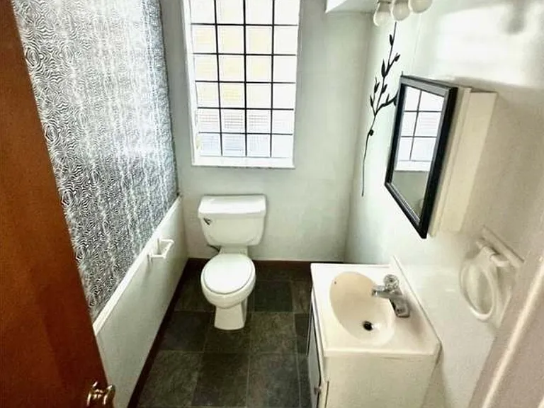 114 Hampton St — Photo 12