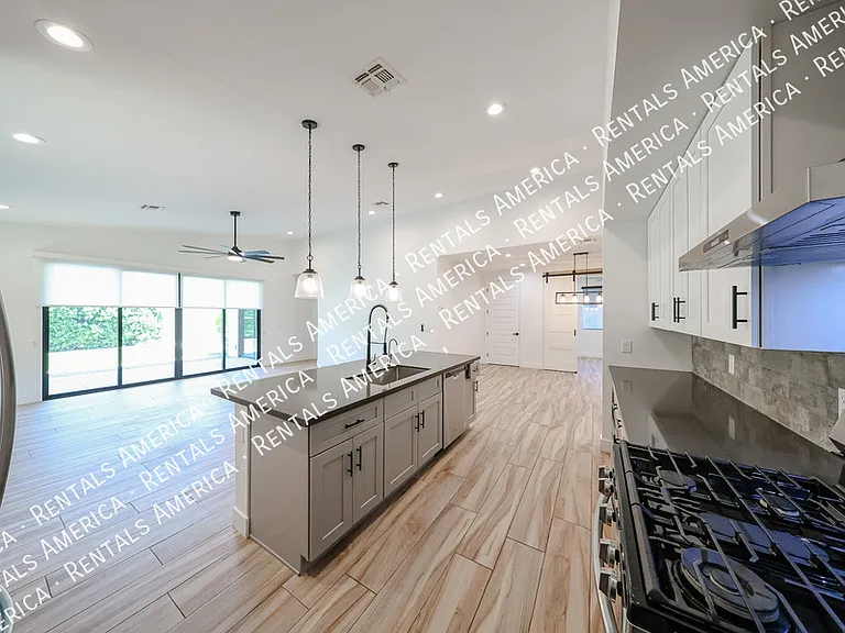2418 E Amelia Ave — Photo 13