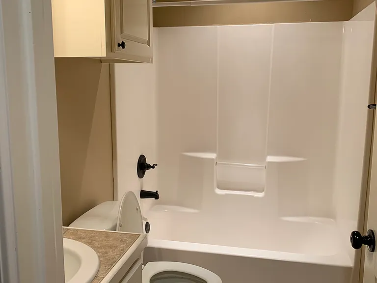 100 Hawthorne Dr — Photo 25