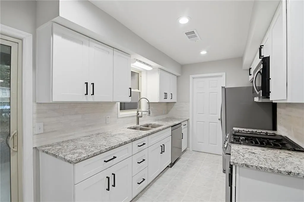 3 bed, 2.5 bath, 1320 sqft, $2,400 — Photo 4
