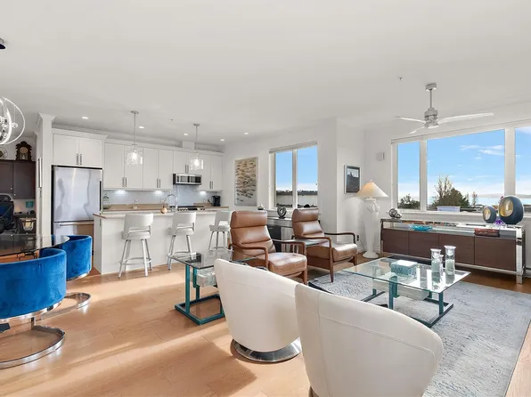 2409 Bevan Ave #Penthouse 403, Sidney, BC V8L 0C3