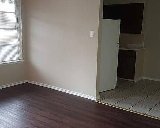 4th image of 602 N Lancaster Ave APT 211