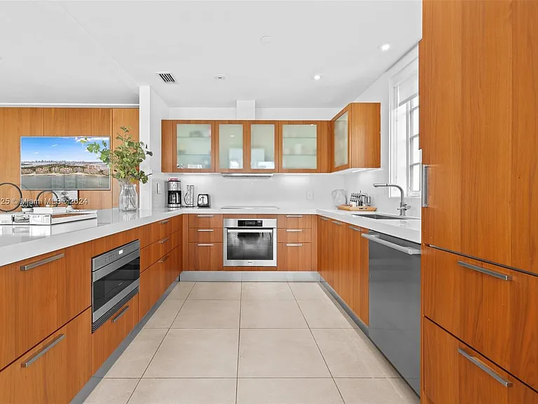 19127 Fisher Island Dr #19127 — Photo 11