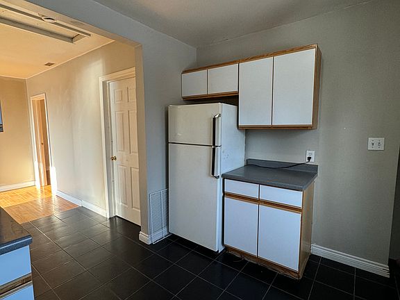4th image of 348 Gladstone Ave #3