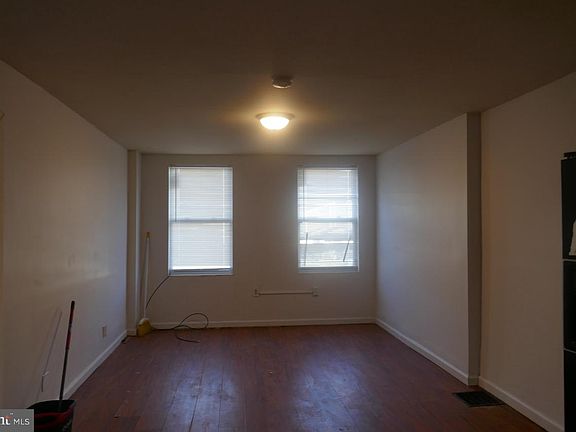 5th image of 210 E 14th St