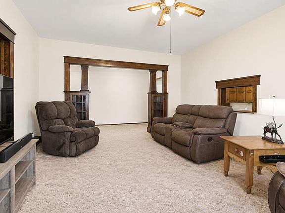 3rd image of 900 Golden Avenue