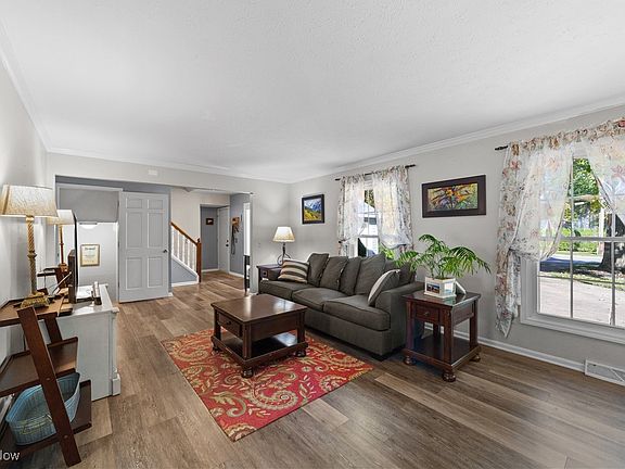 4th image of 32783 Redwood Blvd