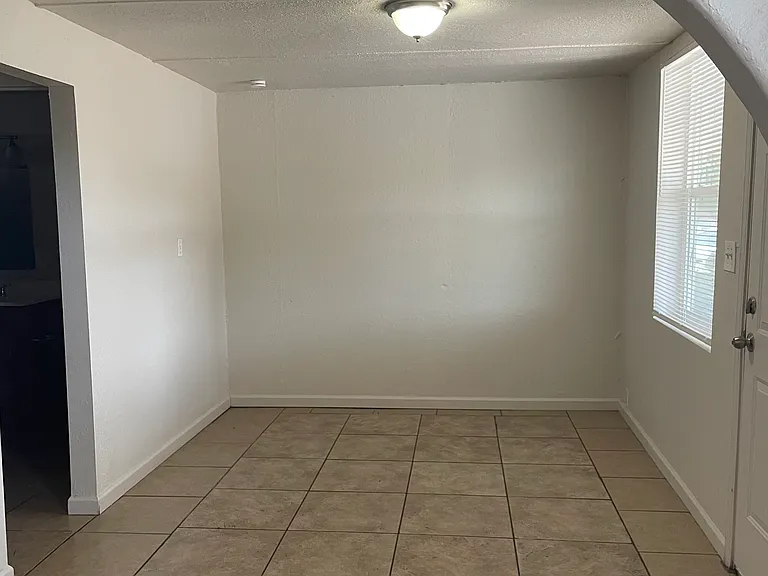 3348 E Cambridge Ave — Photo 3