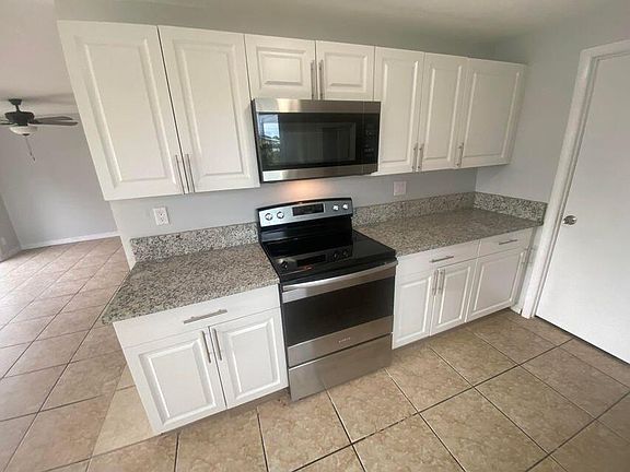 4th image of 1526 SE Port St Lucie Boulevard