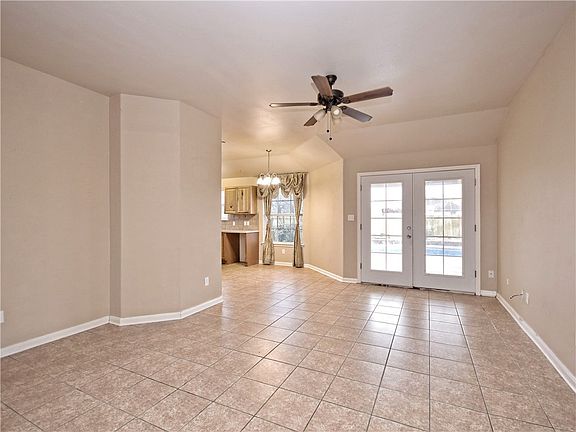 4th image of 402 Jackson St