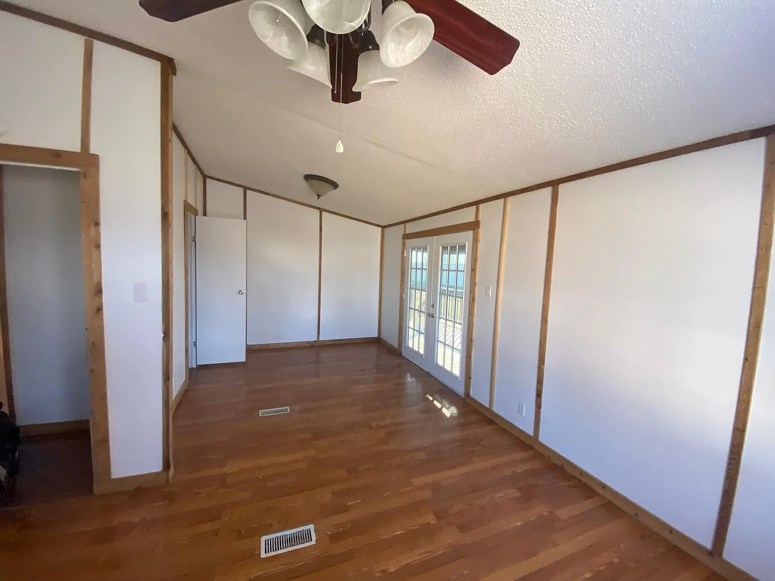 3 bed, 1100 sqft, $1,100 — Photo 3