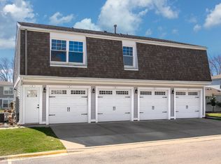 341 Meadow Ct, Vernon Hills, IL 60061