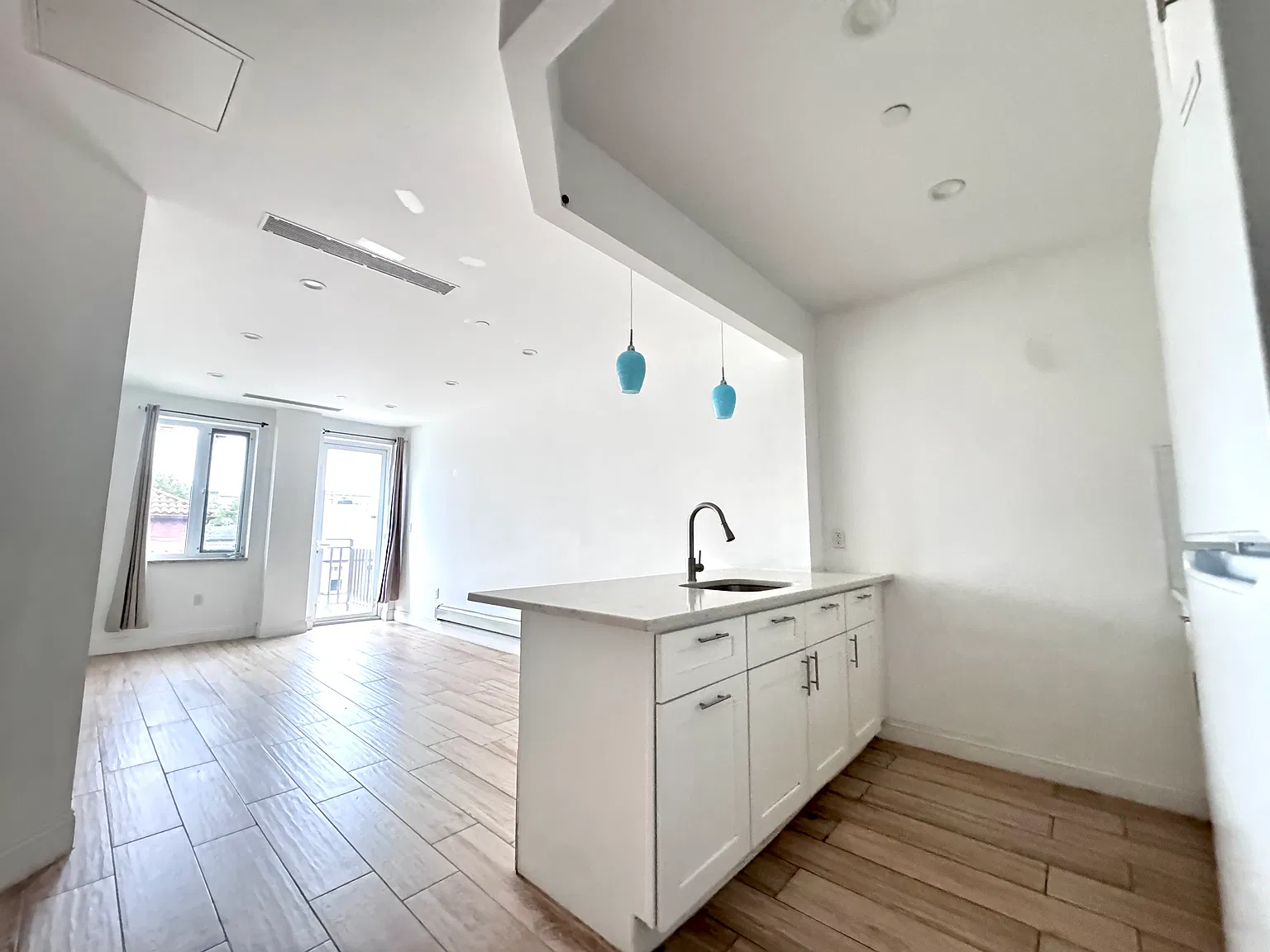 2 bed, 969 sqft, $3,200 — Photo 2