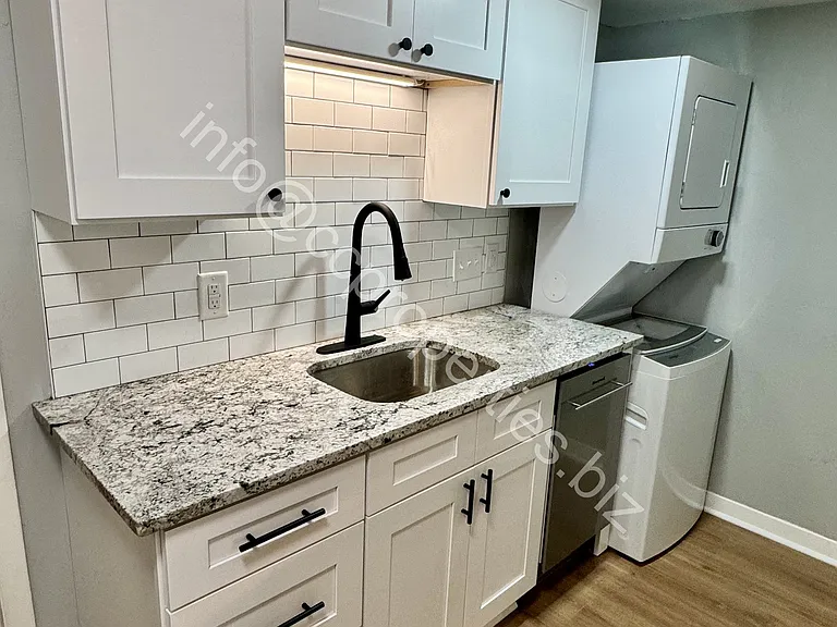 269 S Monroe Ave #C — Photo 6